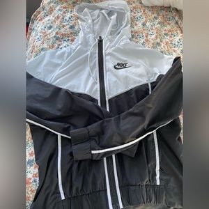 Nike women’s small windbreaker black & white